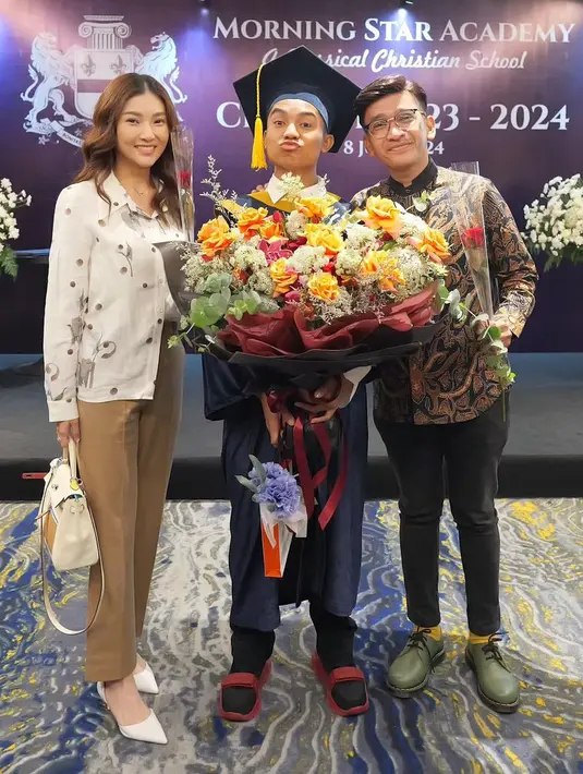 Di acara wisuda Onyo, Sarwendah tampil memikat dengan outfit semi formal dan senyum cantiknya. [Foto: Instagram/sarwendah29]