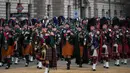 Marching band tampil jelang upacara pemakaman Ratu Elizabeth II di pusat kota London, Inggris, Senin (19/9/2022). Selain polisi London, akan ada bala bantuan dari 43 pasukan polisi Inggris pada prosesi pemakaman Ratu Elizabeth II. (AP Photo/Emilio Morenatti,Pool)