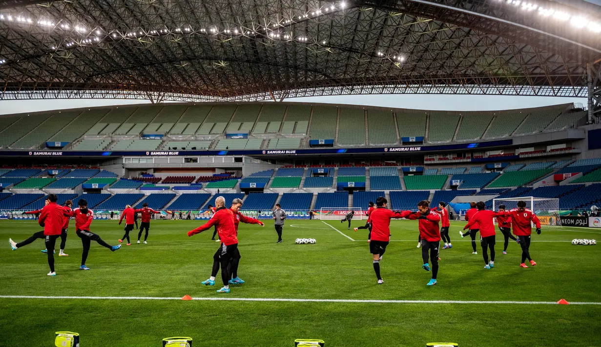 Para pemain Jepang melakukan pemanasan dalam sesi latihan di Stadion Saitama di Saitama (31/1/2022). Jepang untuk sementara berada di urutan kedua dan terpaut 4 poin dari Arab Saudi yang memimpin klasemen Grup B dengan raihan 19 poin dari 7 laga. (AFP/Philip Fong)