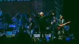 Penampilan Rizky Febian saat menyanyikan sebuah lagu pada konser Acara Grand Opening SPARK, Samarinda, Sabtu (2/7/2022) malam.  Putra sulung komedian Sule ini pun menyanyikan beberapa lagu salah satunya Hingga tua Bersama di acara tersebut. (Instagram/rizkyfbian)