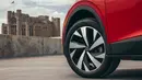 Pelek berdiameter 20 inci dengan model palang lima ini terlihat atraktif dan futuristis di saat yang bersamaan. Bagian roda ini memberikan efek mobil nampak lebih penuh dan kekar. (Source: caranddriver.com)