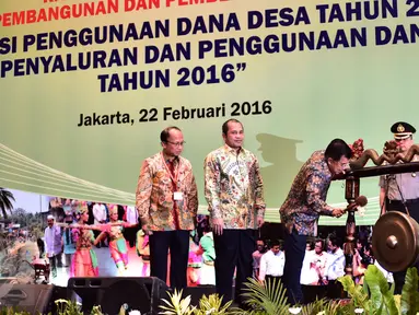 Wakil Presiden Jusuf Kalla (ketiga kiri) memukul gong saat Rakornas Pembangunan dan Pemberdayaan Desa di Jakarta, (22/2). Rakornas ini diikuti oleh para gubernur, bupati, kepala desa. (Sigit Purwanto/Humas Kemendes PDTT)