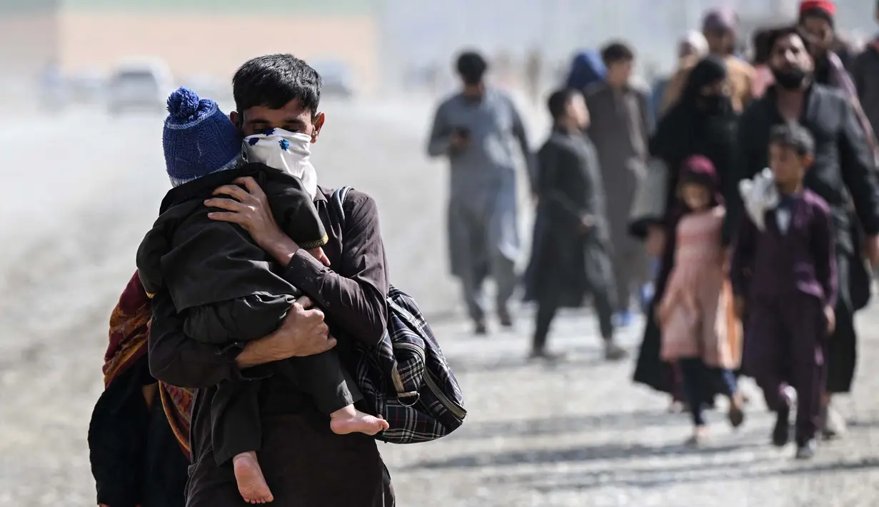 Pengungsi Afghanistan berjalan kaki untuk menyeberangi perbatasan Torkham Pakistan-Afghanistan pada tanggal 2 November 2023. (Farooq Naeem/AFP)