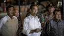 Presiden Joko Widodo (Jokowi)  memberikan keterangan pers Bom Kampung Melayu di Terminal Kampung Melayu Kamis (25/5) malam. Jokowi meminta kepada  masyarakat Indonesia  tetap tenang dan menjaga kesatuan. (Liputan6.com/Faizal Fanani)
