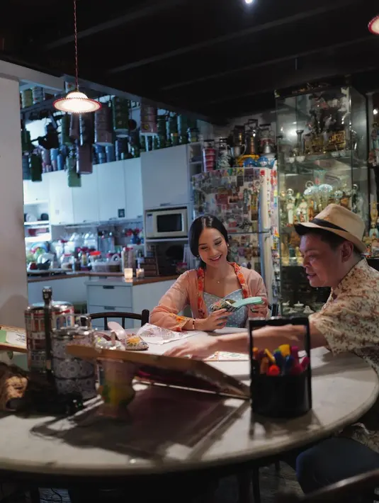 Kebaya tersebut Anya jadikan sebagai luaran dress warna biru muda cerah yang dikenakannya.  [@anyageraldine]