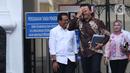 Komisaris Utama Pertamina Basuki Tjahaja Purnama tersenyum usai menemui Presiden Joko Widodo di Istana, Jakarta, Senin (9/12/2019). Pertemuan tersebut Presiden meminta agar memperbaiki defisit neraca perdagangan kita di sektor petrokimia dan migas. (Liputan6.com/Angga Yuniar)