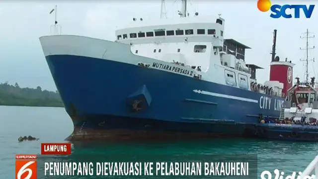 Menurut penumpang, kapal kandas setelah terhempas karang akibat cuaca buruk pada Jumat dini hari.