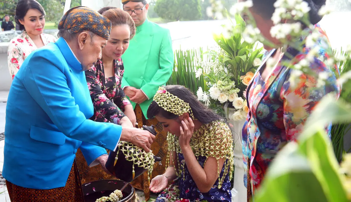 Setelah kedua orang tua menyiram bintang film Honeymoon itu beberapa kali, kemudian dilanjutkan oleh sesepuh dari Solo. Seperti diketahui, Erna Santoso merupakan perempuan kelahiran Solo 61 tahun silam. (Nurwahyunan/Bintang.com)