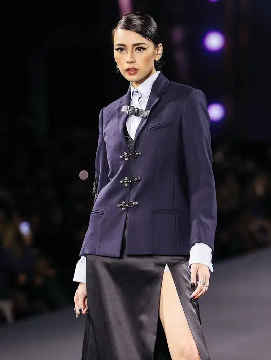 Rambut Tamara Dai ditata rapi dengan gaya sleek hair dan riasan yang tampak flawless menonjolkan kecantikannya saat melenggang di atas runway Le Defile L'Oreal Paris.  (Instagram/tamaradai)