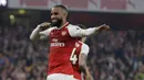 Pemain Arsenal, Alexandre Lacazette merayakan gol ke gawang West Bromwich pada lanjutan Premier League di Emirates stadium, London (25/9/2017). Arsenal menang 2-0. (AP/Alastair Grant)