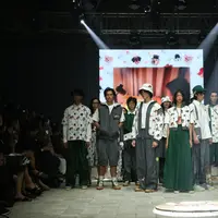 Adrie Basuki hadirkan koleksi busana etnik yang playful bersama seniman neurodiverse Evan Hartono