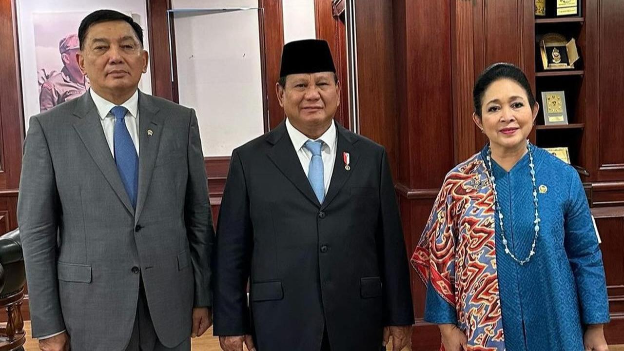 Gaya Kece Titiek Soeharto Foto Bareng Presiden Prabowo di Acara Sertijab Menhan, Ramai Digoda