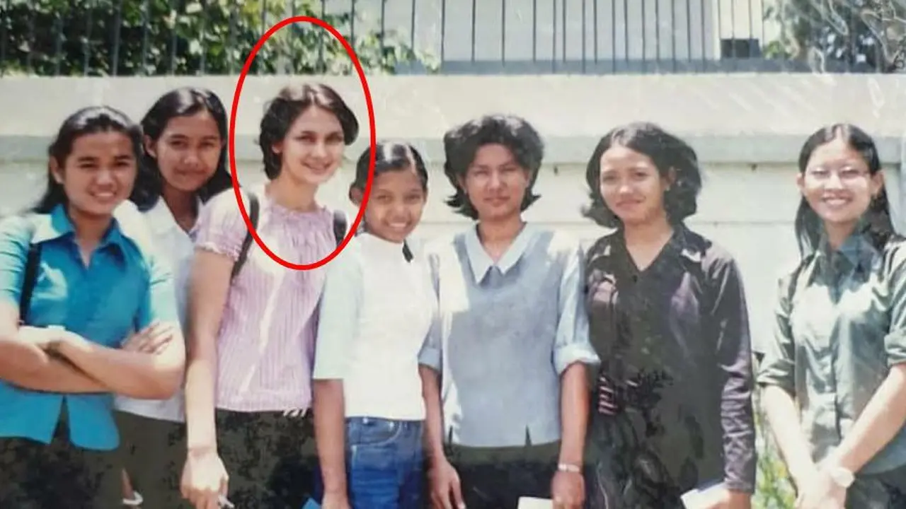 Potret jadul Luna Maya bersama geng semasa SMA (Sumber: Instagram/@markonah_tonggek)