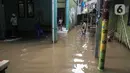 Hujan lebat yang mengguyur kawasan Bogor dan sekitarnya membuat aliran air kali Ciliwung meluap. (Liputan6.com/Faizal Fanani)