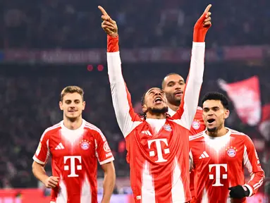 Para pemian Bayern Munchen merayakan gol yang dicetak oleh Michael Olise ke gawang VfL Wolfsburg dalam laga lanjutan Liga Jerman 2025/2026 di Allianz Arena, Munchen, Jerman, Minggu (11/01/2026) waktu setempat. (AP Photo/DPA/Sven Hoppe)