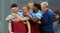 Pemain West Ham United merayakan gol yang dicetak Declan Rice ke gawang Watford pada laga lanjutan Premier League pekan ke-36 di London Stadium, Sabtu (18/7/2020) dini hari WIB. West Ham menang 3-1 atas Watford. (AFP/Richard Heathcote/pool)