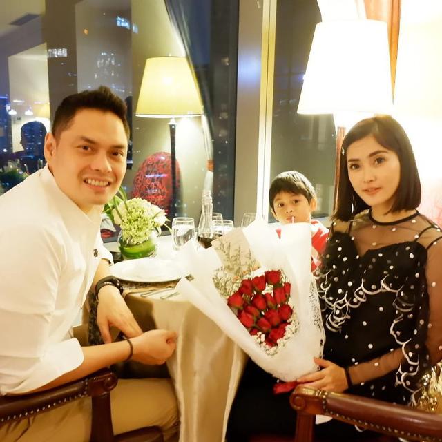 Jarang Tersorot, Ini 6 Momen Manis Eva Anindita dan Suami