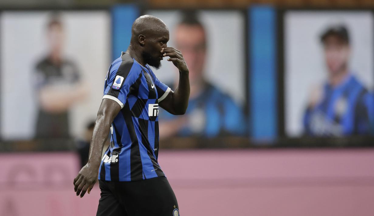 Striker Inter Milan, Romelu Lukaku, tampak kecewa usai gagal mengalahkan Fiorentina pada laga Serie A di Stadion di Giuseppe Meazza, Rabu (22/7/2020). Kedua tim bermain imbang 0-0. (AP Photo/Luca Bruno)