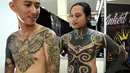 Seniman tato berpose saat Bali Tattoo Expo 2017 di pulau resor Indonesia, Denpasar, Bali (12/5). Acara ini digelar selama 3 hari, mulai (12/5/2017) sampai (14/5/2017). (AFP Photo/Sonny Tumbelaka)