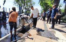 Cepat Tanggap! Pemkot Surabaya Bersih-Bersih Jalanan Pasca-Aksi Solidaritas, Cegah Warga Terjatuh