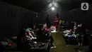 Warga terdampak gempa saat mengungsi di posko pengungsian di Taman Prawatasari, Kabupaten Cianjur, Jawa Barat, Selasa (22/11/2022). Gubernur Jawa Barat Ridwan Kamil menyebut, sebanyak 14 posko pengungsian didirikan untuk memfasilitasi warga berjumlah 13.784 pengungsi yang terdampak gempa berkekuatan 5,6 SR di Kabupaten Cianjur. (Liputan6.com/Herman Zakharia)
