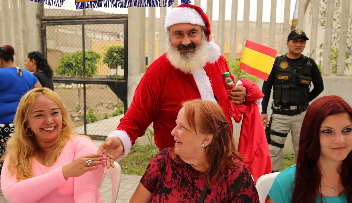 Jose Luis Pereira tahanan asal Extremadura, Spanyol menggenakan kostum santa saat menyapa  narapidana lainnya untuk menyemarakkan perayaan Hari Natal di Penjara Ancon, Callao, Peru, Kamis (22/12). (REUTERS/Mariana Bazo)