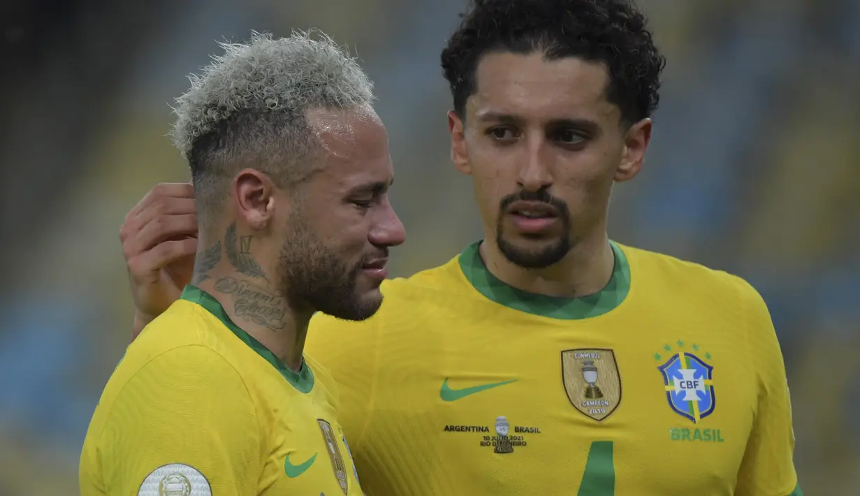 Penyerang Brasil, Neymar dirangkul rekannya Marquinhos usai pertandingan melawan Argentina pada final Copa America 2021 di stadion Maracana di Rio de Janeiro, Brasil, Minggu (11/7/2021). Ia menangis usai Brasil dikalahkan Argentina 1-0. (AFP/Nelson Almeida)