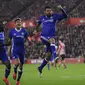 Bomber Chelsea, Diego Costa (depan) melakukan selebrasi usai mencetak gol ke gawang Southampton, pada laga lanjutan Premier League 2016-2017, di St Mary's Stadium, Minggu (30/10/2016). Chelsea unggul 2-0.  (Reuters/Toby Melville)