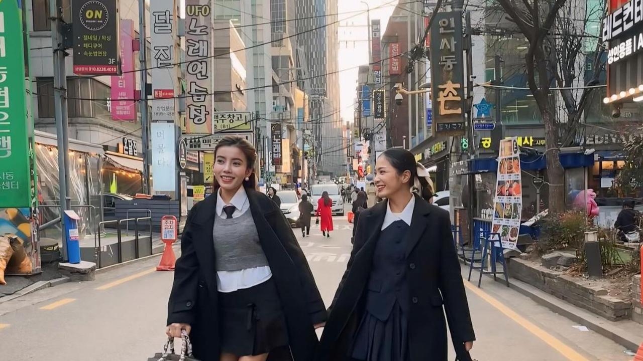Tak hanya itu, penampilan Bunga Zainal ramai disebut bak anak sekolah.