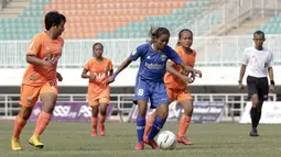 Striker Persib Bandung Putri, Risqiyanti, berusaha melewati pemain Persija Jakarta pada laga lanjutan Liga 1 Putri 2019 di Stadion Pakansari, Bogor, Kamis (7/11). Persib Putri menang 2-1 atas Persija Putri. (Bola.com/Yoppy Renato)