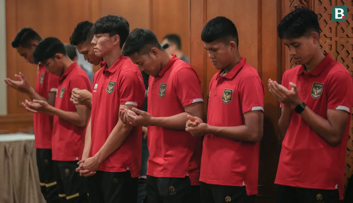 Sejumlah pemain Timnas Indonesia U-22 berdoa saat syukuran terkait sanksi ringan FIFA terhadap Indonesia dan kesempatan Timnas Indonesia U-22 tampil di SEA Games 2023 di Ruang Semeru, Hotel Sultan, Jakarta. (Bola.com/Bagaskara Lazuardi)