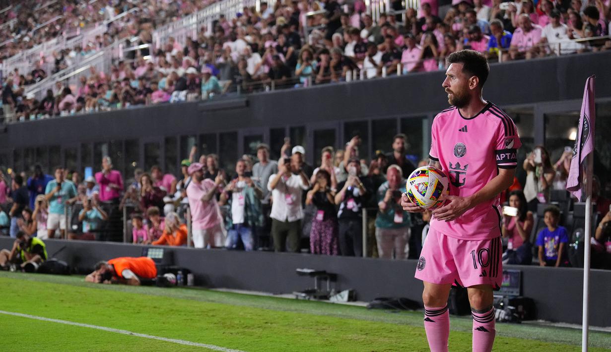 Pemain Inter Miami, Lioenl Messi bersiap melakukan tendangan pojok pada laga leg pertama semifinal Wilayah Timur Piala Major League Soccer (MLS) Amerika melawan Atlanta United yang berlangsung di Chase Stadium, Fort Lauderdale, Florida, Sabtu (26/10/2024) WIB. (AFP/Rich Storry)