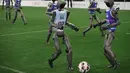 Robot-robot bertanding dalam pertandingan sepak bola saat upacara pembukaan World Humanoid Robot Games di Beijing, Sabtu, 22 Agustus 2026. (Foto AP/Achmad Ibrahim)