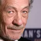 Ian McKellen memerankan Sherlock Holmes yang sudah pensiun namun diburu oleh kasus tak terpecahkan 50 tahun lalu.