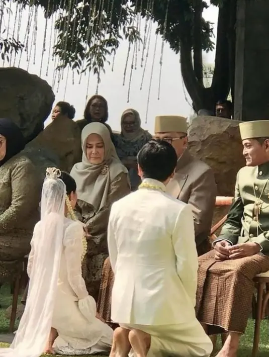 Kabar bahagia datang dari aktor lawas. Onky Alexander. Pemeran ‘Catatan Si Boy’ itu baru saja menikahkan putri smata wayangnya, Sasqia Putri. [@yr.milla/titieksoeharto]