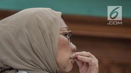 Terdakwa kasus penyebaran hoaks Ratna Sarumpaet menjalani sidang putusan di Pengadilan Negeri Jakarta Selatan, Kamis (11/7/2019). Majelis hakim memvonis Ratna Sarumpaet dengan hukuman 2 tahun penjara atas kasus penyebaran berita bohong yang menjeratnya. (Liputan6.com/Faizal Fanani)