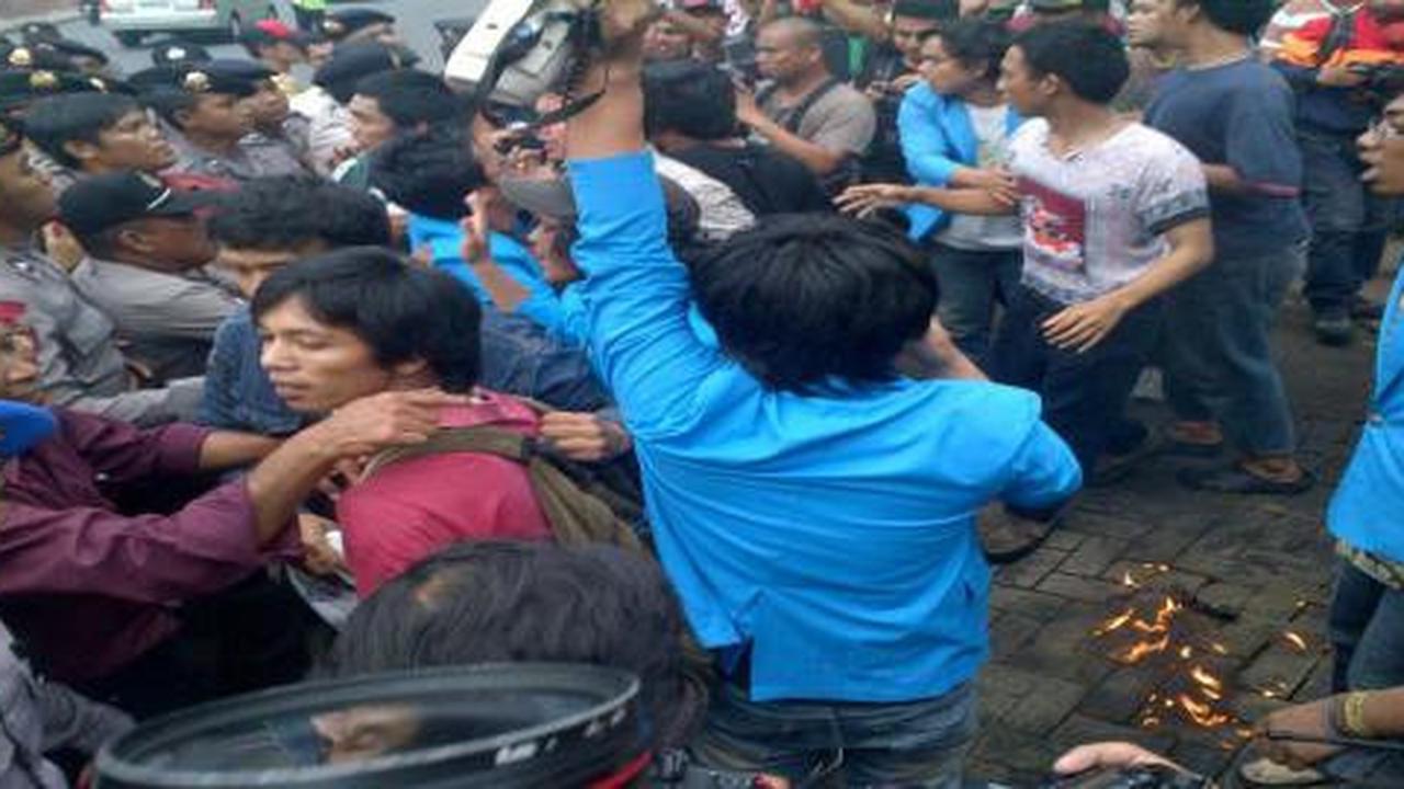 Demo tolak kenaikan BBM di Jl Diponegoro rusuh