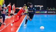 Pemain Timnas Futsal Indonesia, Mochammad Iqbal (kiri) berebut bola dengan pemain Korea Selatan, Choi Hyun-bin dalam laga Grup A Piala Asia Futsal 2026 di Indonesia Arena, Senayan, Jakarta, Selasa (27/01/2026). (Bola.com/Bagaskara Lazuardi)
