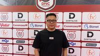 Benny Tandean meraih juara Darts National Competition (DNC) Final Series 2025, di Darts Station, FX Sudirman, Jakarta, Sabtu (13/12/2025). (Bola.com/Roger Ali)