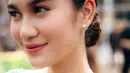 Agar penampilannya makin cantik, Azizah Salsha memakai kalung bentuk bunga dan anting mutiara yang simpel. Perhiasan tersebut tentunya selaras dengan kebaya yang dikenakannya. Ramai dihujat netizen karena sederet masalahnya akhir-akhir ini, anak Andre Rosiade ini memutuskan untuk mematikan kolom komentarnya unggahannya dan tidak menanggapi apapun. (Liputan6.com/IG/@azizahsalsha_)