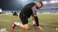 Bek Timnas Indonesia, Jordi Amat memegang permukaan Stadion Nasional My Dinh, Hanoi. (Twitter PSSI).