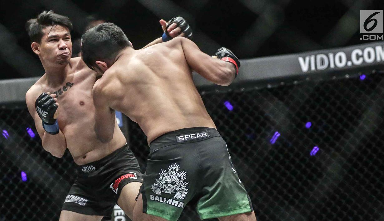 Dua petarung Indonesia, Rizki Umar (kanan) dan petarung Arnol Batubara (kiri) saat berlaga pada partai pertama dalam One Championship di Jakarta, Sabtu (20/1). Rizki Umar menang pada partai pertama One Championship. (Liputan6.com/Faizal Fanani)