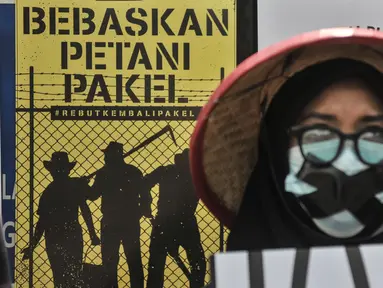 Aktivis Gerakan Rakyat untuk Kedaulatan Agraria menutup mulutnya saat aksi mogok makan di depan Kantor Kementerian ATR/BPN, Jakarta, Senin (20/2/2023). Dalam aksinya mereka mendesak Kapolri untuk membebaskan tiga petani yang ditangkap oleh pihak Kapolda Jatim. (merdeka.com/Iqbal S Nugroho)
