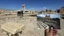 Pemandangan yang ditunjukkan fotografer dari foto Temple of Bel yang diambil pada tanggal 14 Maret 2014 di depan sisa-sisa kuil bersejarah setelah dihancurkan oleh ISIS pada September 2015 di kota kuno Palmyra, Suriah, 31 Maret 2016. (Joseph EID/AFP)