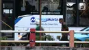 Warga berjalan di trotoar kawasan Jalan HR Rasuna Said, Jakarta, Rabu (8/7/2020). Wabah Covid-19 memengaruhi kondisi kesejahteraan masyarakat dan pertumbuhan ekonomi Indonesia pada tahun 2020 yang diproyeksikan -0,4 sampai dengan 1,0 persen. (Liputan6.com/Helmi Fithriansyah}