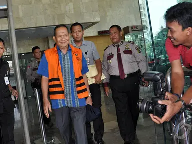 Mantan Hakim ad hoc di Pengadilan Tipikor Bandung Ramlan Comel berjalan usai penandatanganan pelimpahan berkas di gedung KPK, Jakarta, Selasa (23/9). (Liputan6.com/Miftahul Hayat)