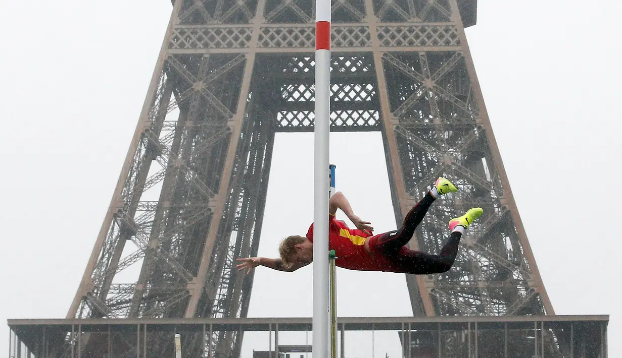 Aksi lompat gajah atlet Ukraina Igor Bychkov di depan Menara Eiffel, Paris, Rabu (13/9). Acara multi-olahraga internasional yang berlangsung selama 4 tahun sekali ini terdekat diselenggarakan di Tokyo, Japan 2020 mendatang. (AP Photo/Thibault Camus)