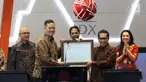 Dirut PT Danareksa Investment Management Marsangap P. Tamba (kiri) foto bersama dengan Direktur Bursa Efek Indonesia Samsul Hidayat saat peluncuran Danareksa ETF Indonesia Top 40 di BEI, Jakarta, Selasa (24/4). (Liputan6.com/Angga Yuniar)