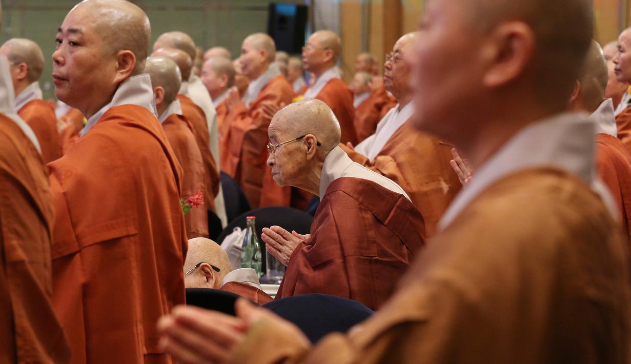 Biksu wanita berdoa selama Konferensi Perdamaian Bhikkhuni Buddha Dunia di Seoul, Korea Selatan (12/4). Mereka melakukan doa untuk persatuan Korea Utara dan Korea Selatan. (AP Photo / Ahn Young-joon)