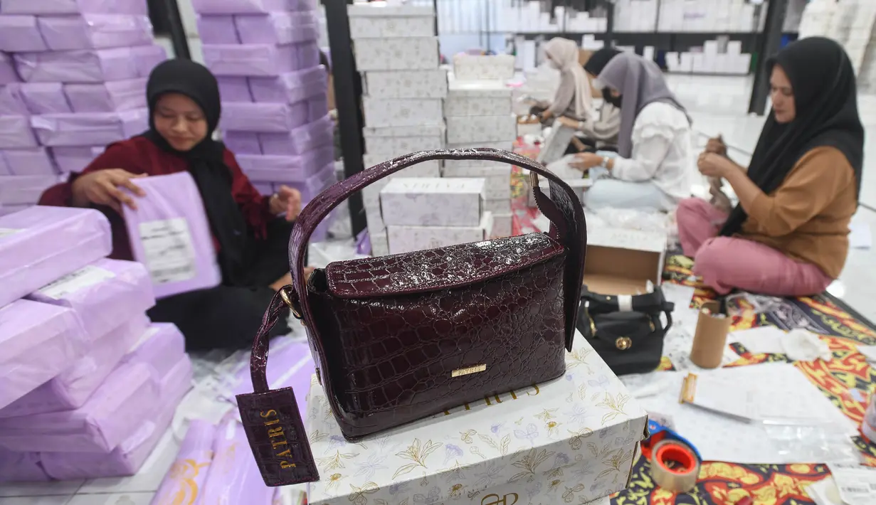 Pekerja melakukan packing produk tas dan sepatu sandal yang akan dikirim ke pelanggan melalui marketplace di bengkel kerja Patris di kawasan Katulampa, Bogor, Senin, 24 Agustus 2026. (KLY/ Arie Basuki)